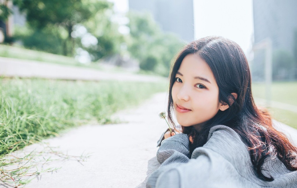 哪怕是他现在还能够指挥的船只，此刻面对江东水军迅捷的变阵，无孔不入的渗透，也只是在方寸之地苦苦支撑着，仿佛在暴风雨中的一叶扁舟，随时可能被浪涛吞没，这是陈到有生以来，打的最憋屈，也最无助的一仗。